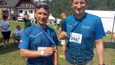 Zdjęcie dwóch biegaczy z medalami po biegu w Cisnej